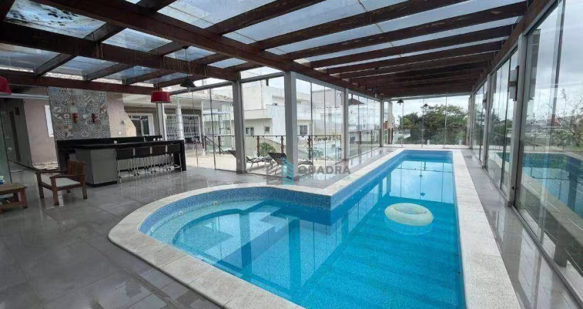 Espetacular casa em condomínio fechado, com piscina aquecida e salão de festas
