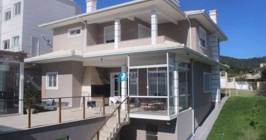 Espetacular casa em condomínio fechado, com piscina aquecida e salão de festas