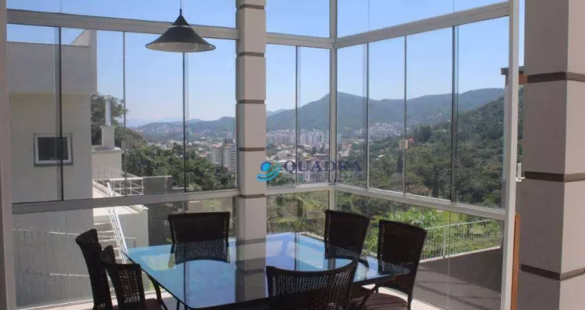 Espetacular casa em condomínio fechado, com piscina aquecida e salão de festas