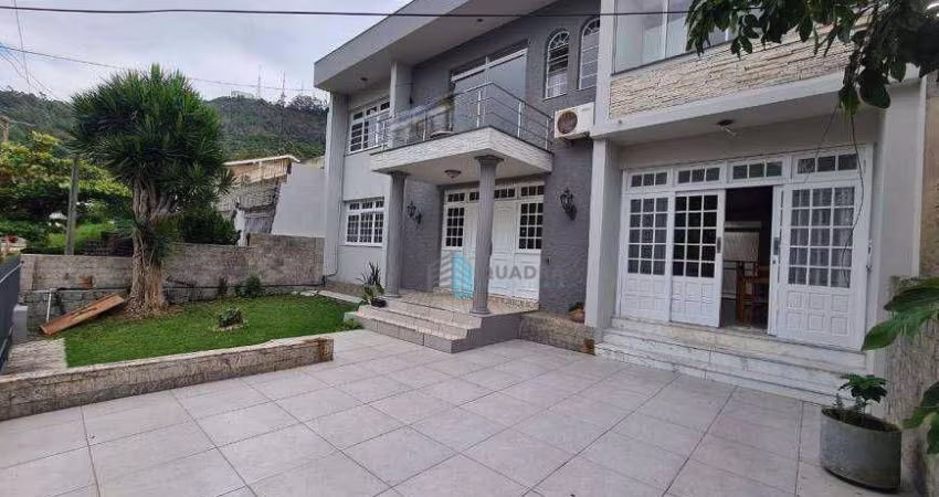 Casa à Venda Muito Bem Localizada no Bairro Trindade, Florinanópolis !!