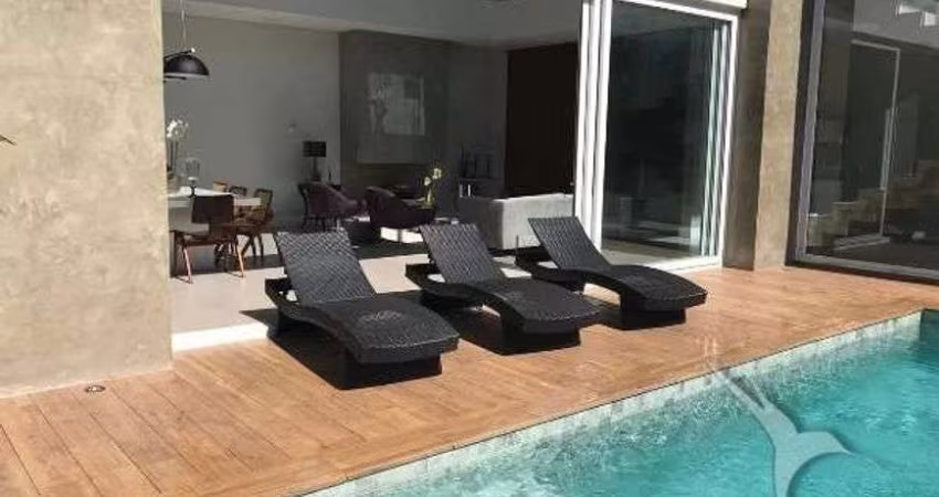 Casa de condomínio para venda tem 567 metros quadrados com 3 quartos