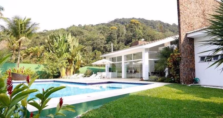 Casa á venda em Guarujá - SP.