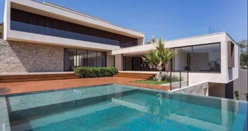 Casa de condomínio para venda tem 653 metros quadrados com 5 quartos em Cotia - SP.