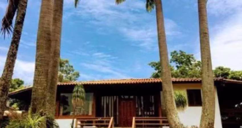 Casa de condomínio para venda tem 775 metros quadrados com 3 quartos
