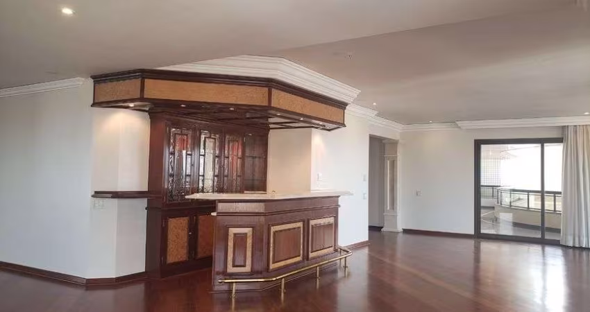 Apartamento para venda possui 490 metros quadrados com 4 quartos em Cambuí - Campinas - SP.