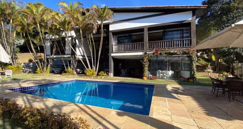 Casa para venda possui 600 metros quadrados com 4 quartos em Nogueira - Petrópolis - RJ.