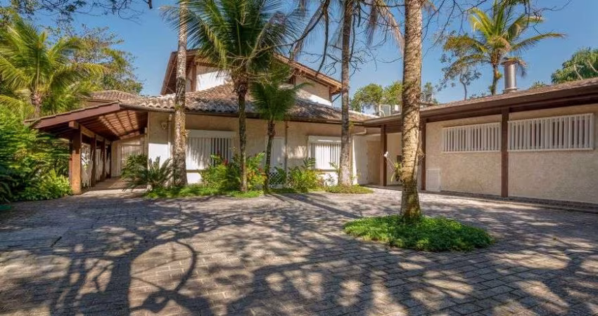 Casa para venda tem 588 metros quadrados com 7 quartos em Barra do Sahy - São Sebastião - SP