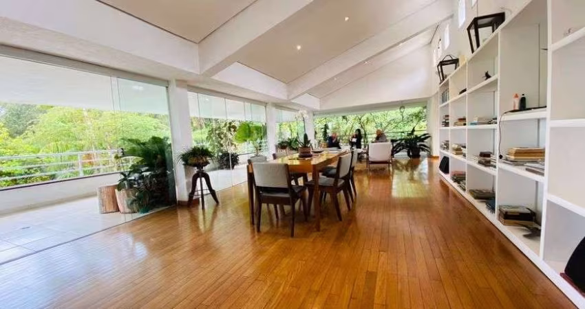 Casa de alto padrão à venda E locação no Jardim Guarapiranga em São Paulo - SP.