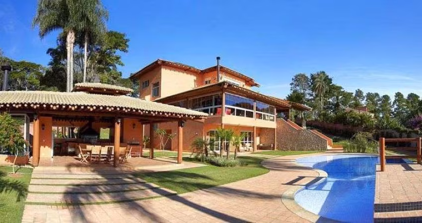 Casa de altíssimo padrão em condomínio fechado localizada em Ibiúna, São Paulo.