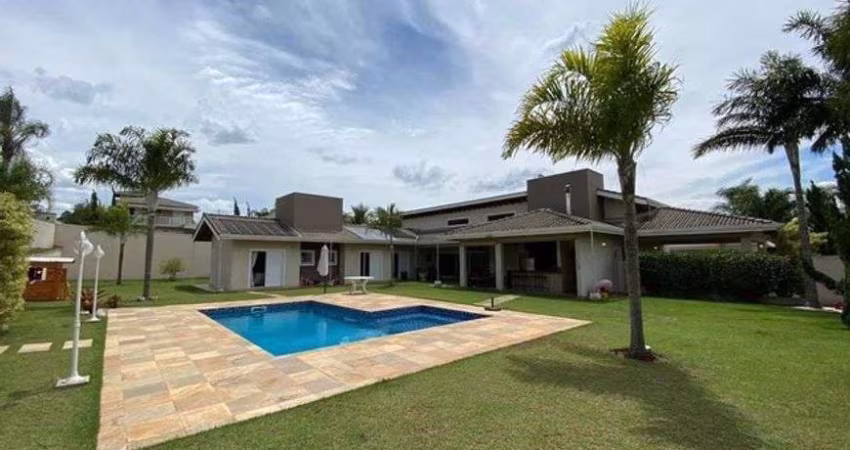 Casa de condomínio para venda tem 1350 metros quadrados com 4 quartos