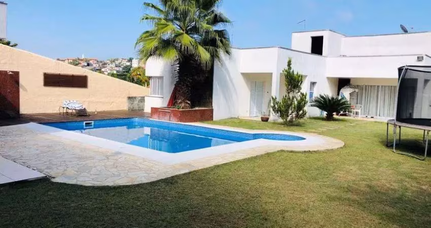Casa de condomínio para venda tem 600 metros quadrados com 4 quartos em Arujá - SP.