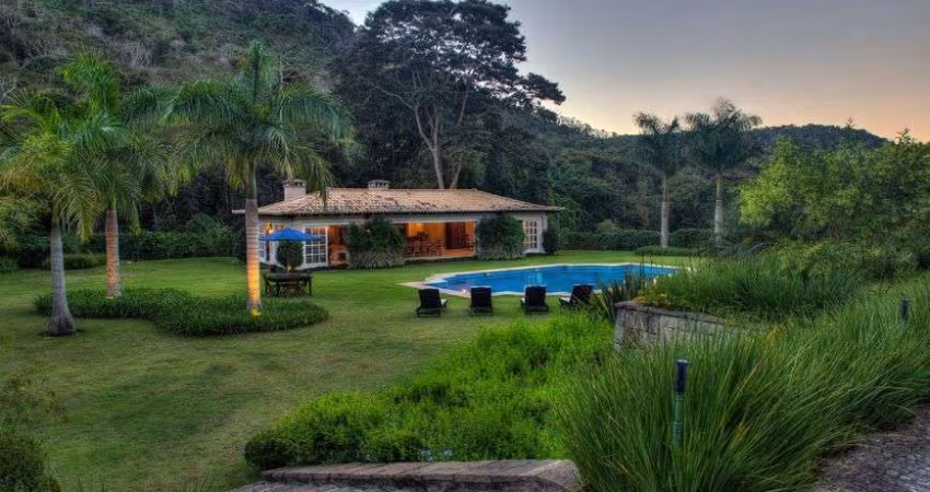 Casa de condomínio para venda possui 1000 metros quadrados com 8 quartos no RJ.