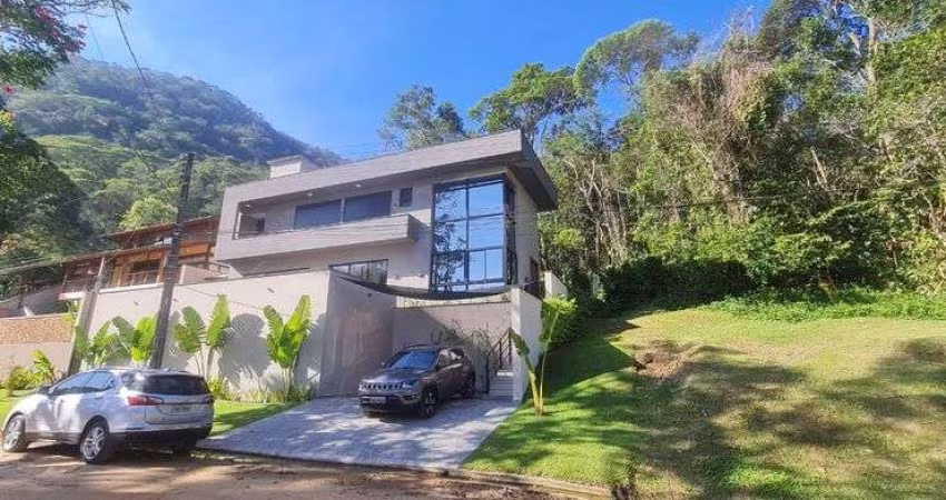 Casa de praia em condomínio fechado, localizada em Lagoinha em Ubatuba, São Paulo .