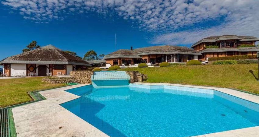 Casa para venda tem 2234 metros quadrados com 8 quartos em Nova Capivari - Campos do Jordão - SP.