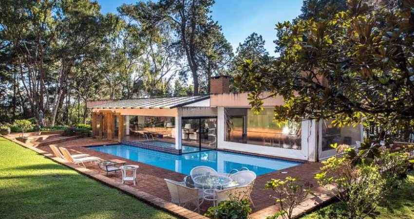 Casa de alto padrão à venda em Campos do Jordão - SP.