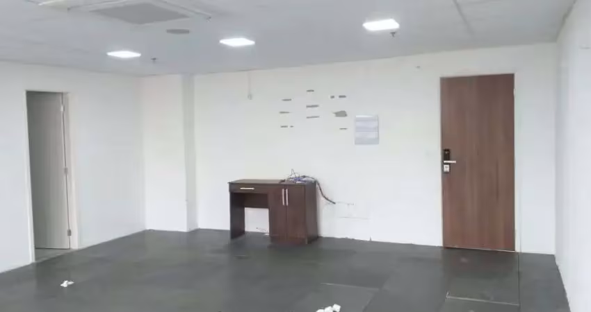 Sala comercial à venda no Edifício Montreal Plaza no Alphaville em Barueri - SP