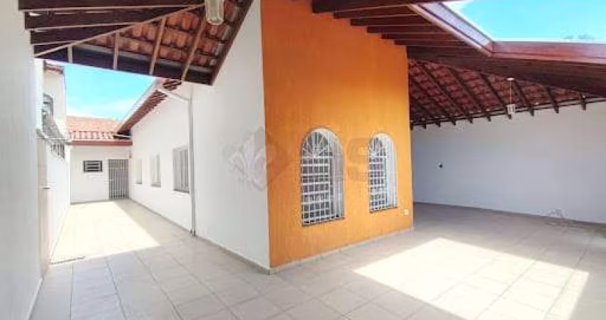 Casa à venda 3 Quartos, 1 Suite, Centro, Caraguatatuba - SP