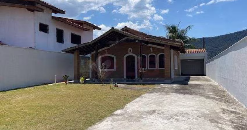 VOCÊ QUE PROCURA UMA CASA TÉRREA  AMPLA, EM EXCELENTE LOCALIZAÇÃO NA PRAIA MARTIM DE SÁ. COM AMPLO