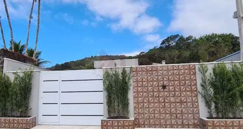 Casa com  3 dormitórios, sendo 1 suíte ampla e confortável, espaço gourmet e piscina