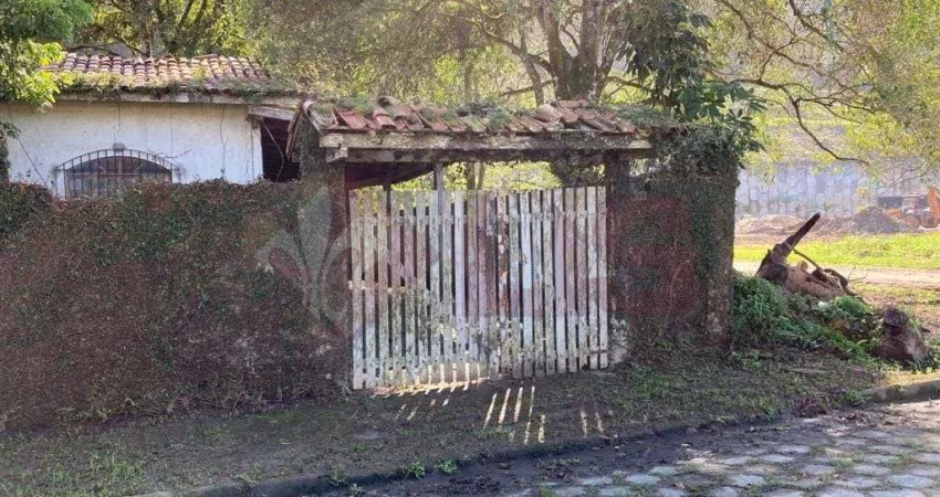 PERFEITA LOCALIZAÇÃO, CASA TÉRREA. BAIRRO TRANQUILO E SEGURO. FRENTE PARA PRAÇA