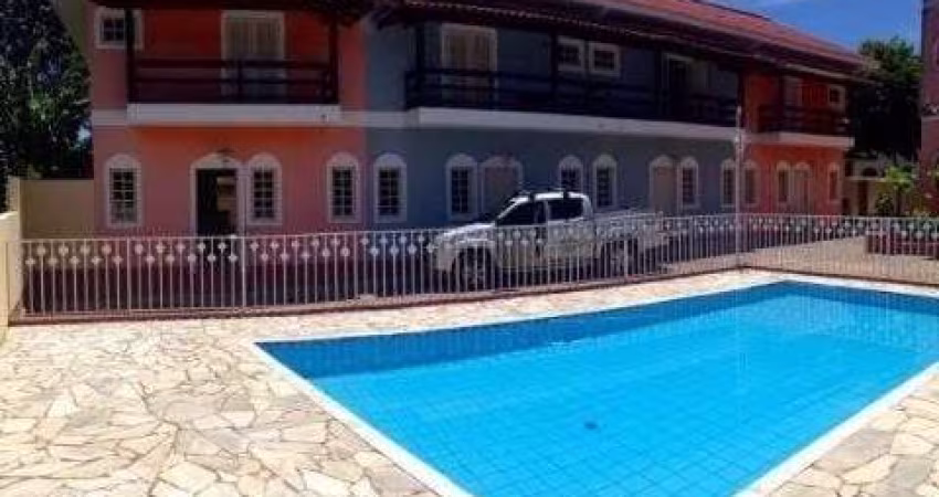 Sobrado em condomínio localizado a 400m da paradisíaca praia do Capricórnio!