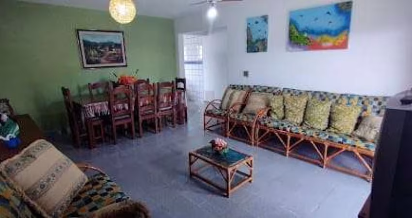 Apartamento mobiliado, muito espaçoso e ventilado.
