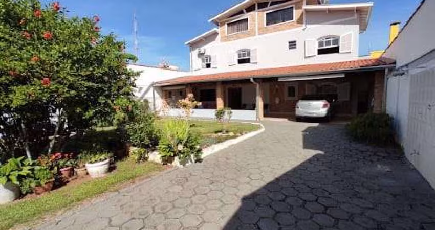Casa à venda 4 Quartos, 4 Suites, 10 Vagas, 215M², Aruan, Caraguatatuba - SP