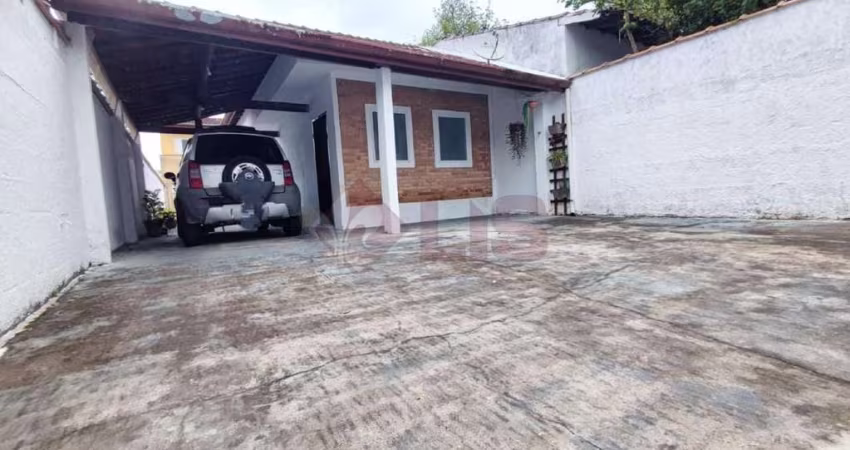 Casa à Venda - Porteira Fechada no Bairro Gaivotas, Caraguatatuba!