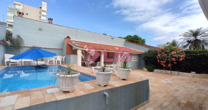 Casa Térrea com Piscina e Churrasqueira a 2 Quadras do Mar, Aruan, Caraguatatuba