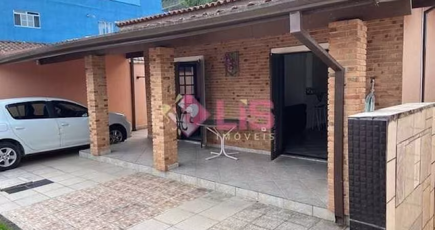 Oportunidade única! Casa térrea, ampla, em frente a bela praça, a poucos minutos da Praia Martim de