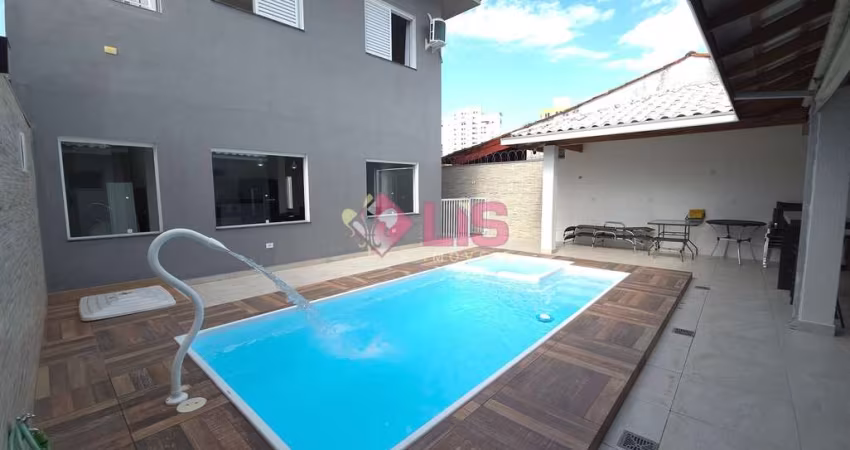 Sobrado Novo a 200 metros da orla da Martim de Sá com piscina