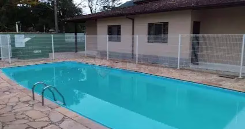Venha conhecer esta casa térrea em condomínio, na praia martim de sá,  com segurança e tranquilidade, amplo terreço para descanso, lazer com piscina