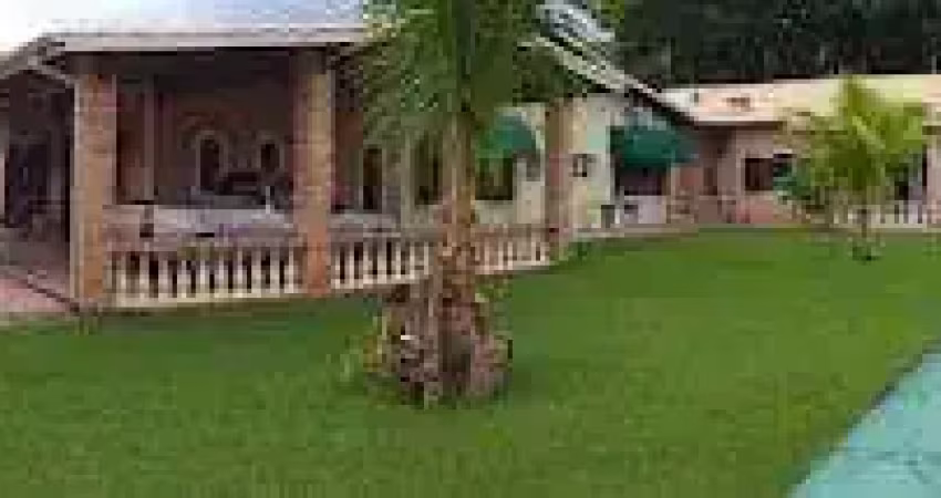 Procurando uma casa ampla/ acabou de encontrar! esta casa proporciona conforto de uma casa térrea em amplo terreno com jardim, piscina e área gourmet