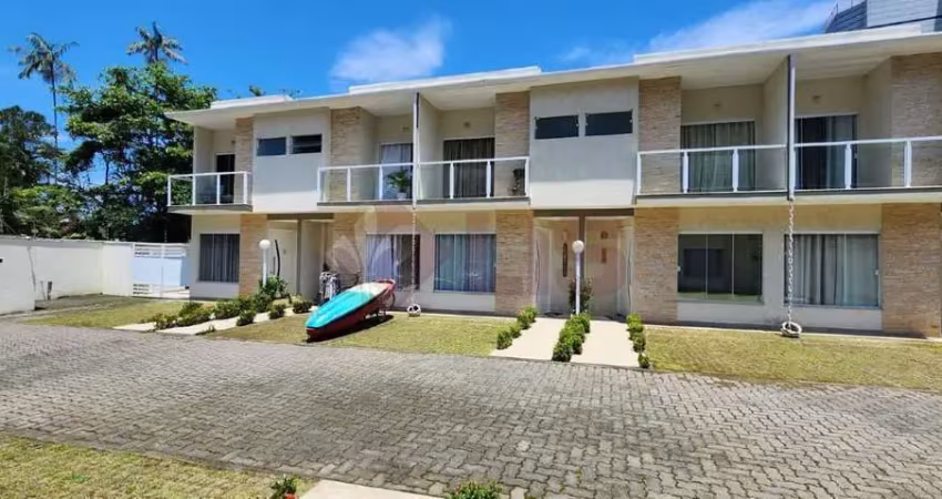 Venha morar na deslumbrante praia da cocanha, sobrado com 2 suítes pertinho do mar