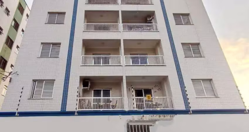 Apartamento localizado no bairro de martim de sá, apenas 100 metros da orla .