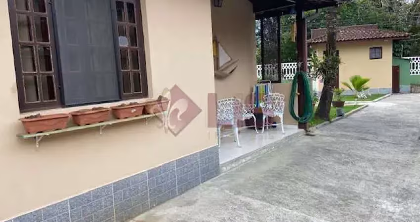 Casa  térrea reformada em condomínio fechado na praia martim de sá