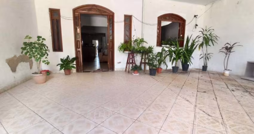 CASA EM RUA PÚBLICA