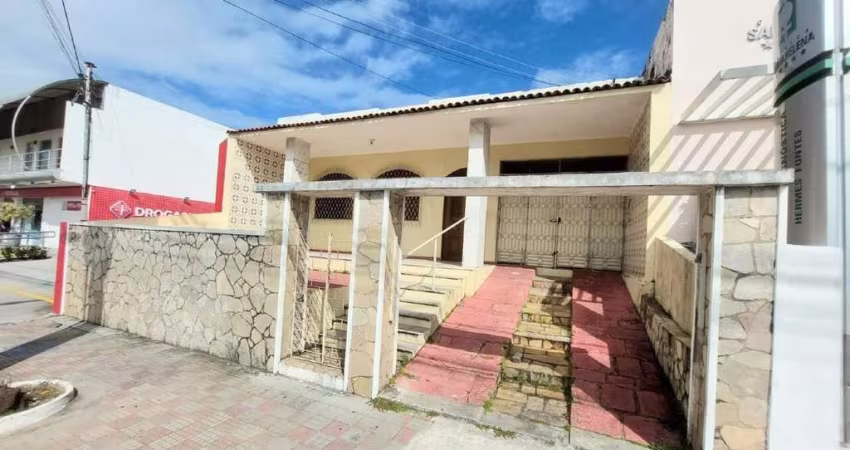 Oportunidade Imperdível: Casa na Av. Hermes Fontes. Localização Estratégica