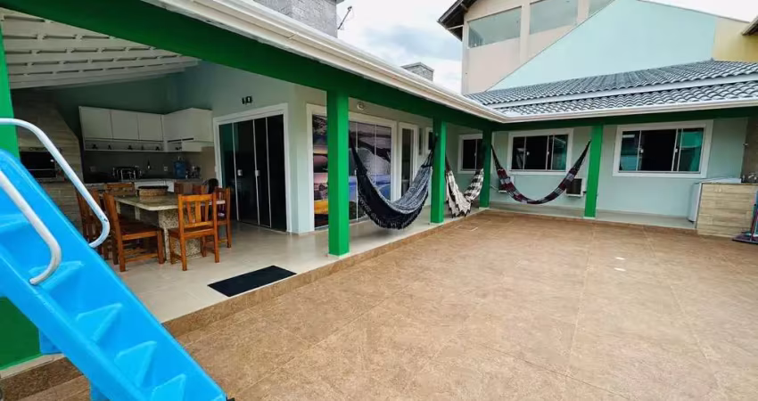 Casa com piscina na praia de bombas para locação de temporada