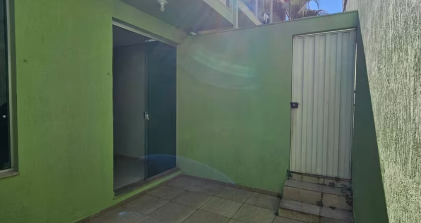 Excelente Casa Geminada 2qts - Bairro Europa - Contagem/MG