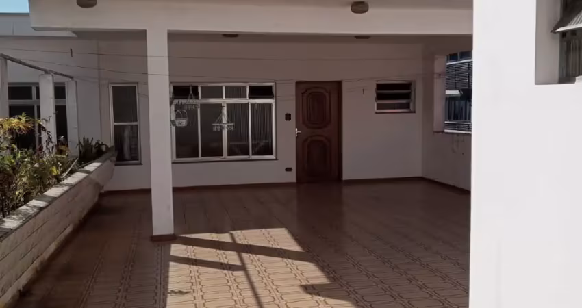 Sobrado com 400 mts, 3 dorms sendo 2 suítes, 10 vagas de garagem!