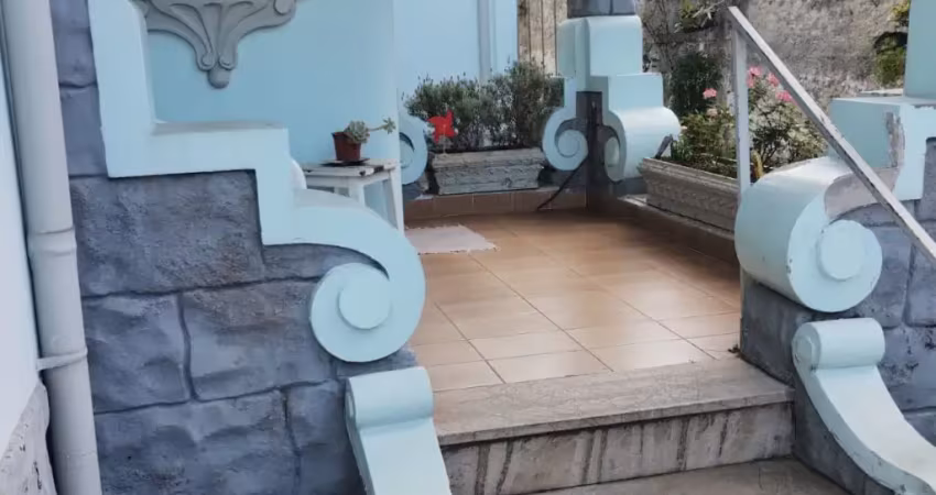 Casa terrea com 240 mts, 2 dorms, sala cozinha, galpão, 2 vagas de garagem!