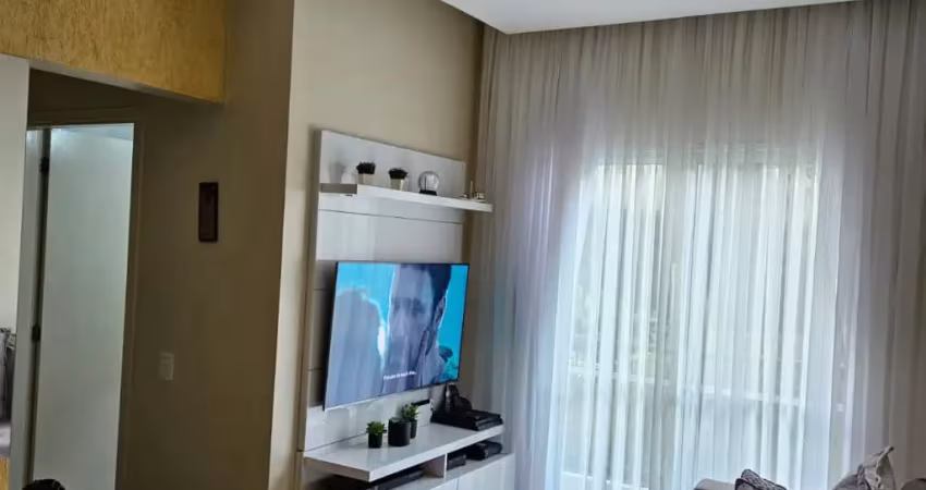 Apto todo reformado com 2 dors repleto de armarios 1 vaga der garagem !
