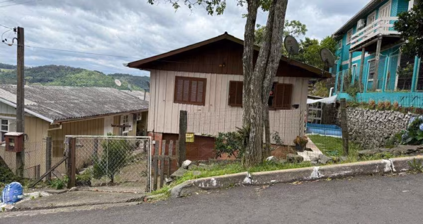 Casa 02 Dorm. à venda no Bairro Floresta com 85 m² de área privativa - 1 vaga de garagem