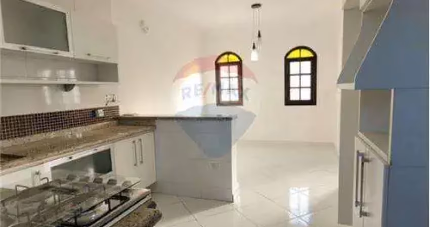 Sobrado espaçoso com 3 dormitórios e 4 vagas de garagem no Jardim Pinhal