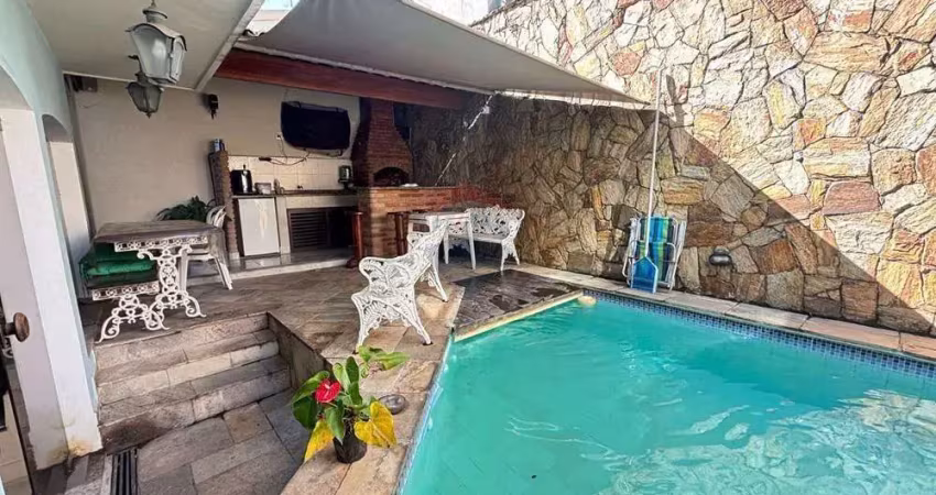 Casa de alto padrão com 4 dormitórios e piscina aquecida em localização privilegiada