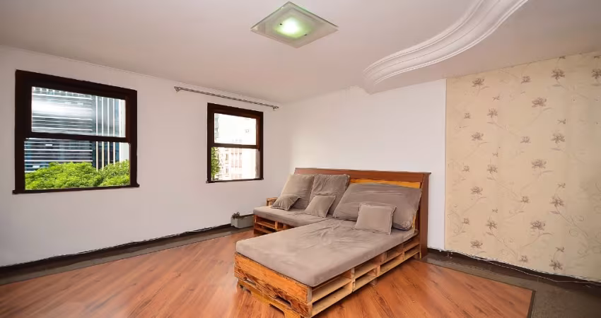 Lindo apartamento no Bairro Cabral. Enfrente a igreja