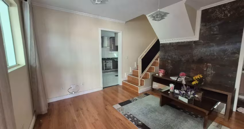 Exclusivo sobrado de fundos com 4 quartos e 3 vagas de garagem
