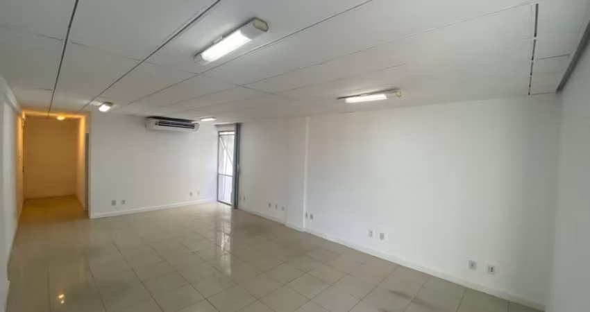 Excelente oportunidade! Sala comercial à venda no Comércio, Salvador-BA: 48m², nascente, porcelanato, ar condicionado. Aproveite!