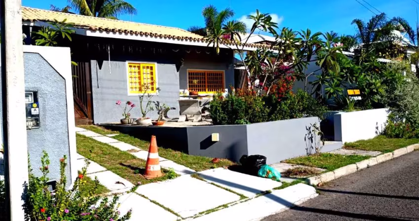 Luxuosa casa à venda em condomínio fechado em camaçari-ba: 2 quartos, 1 sala, 2 banheiros, 4 vagas de garagem, área gourmet.